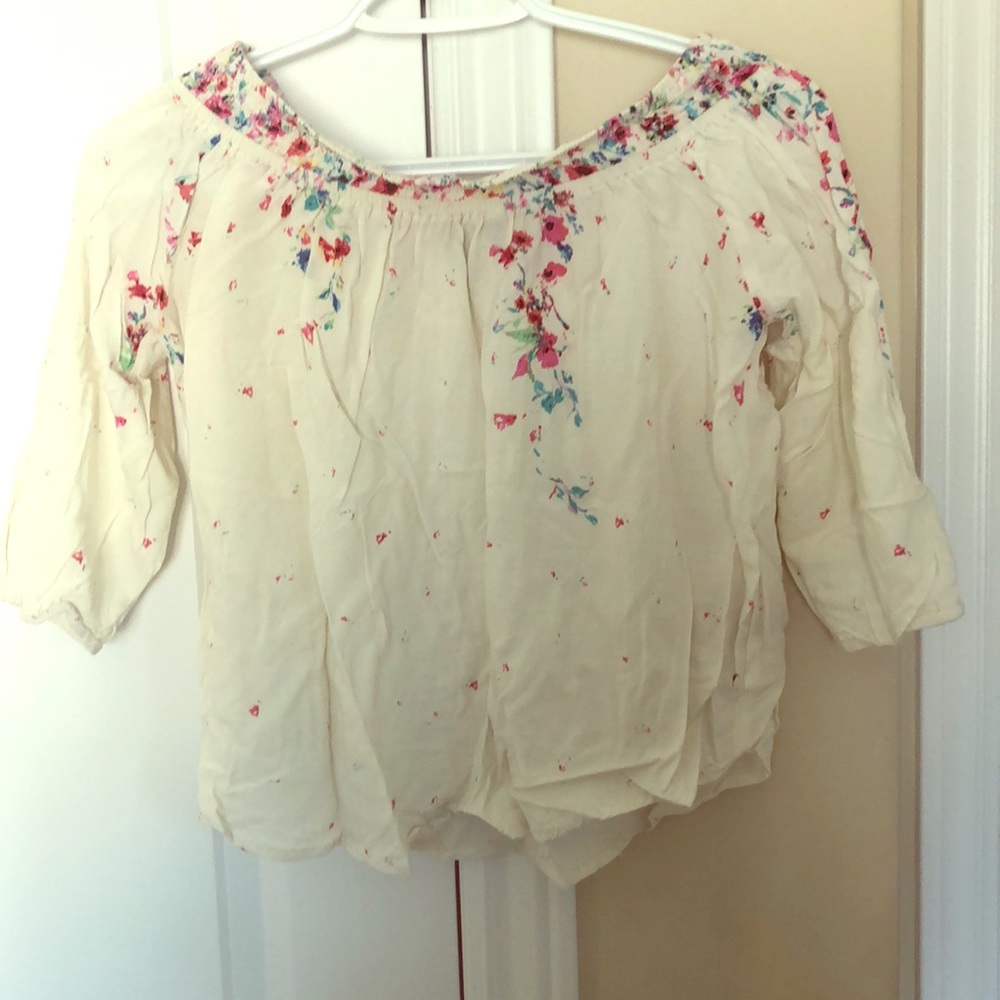 For the shoulder floral top